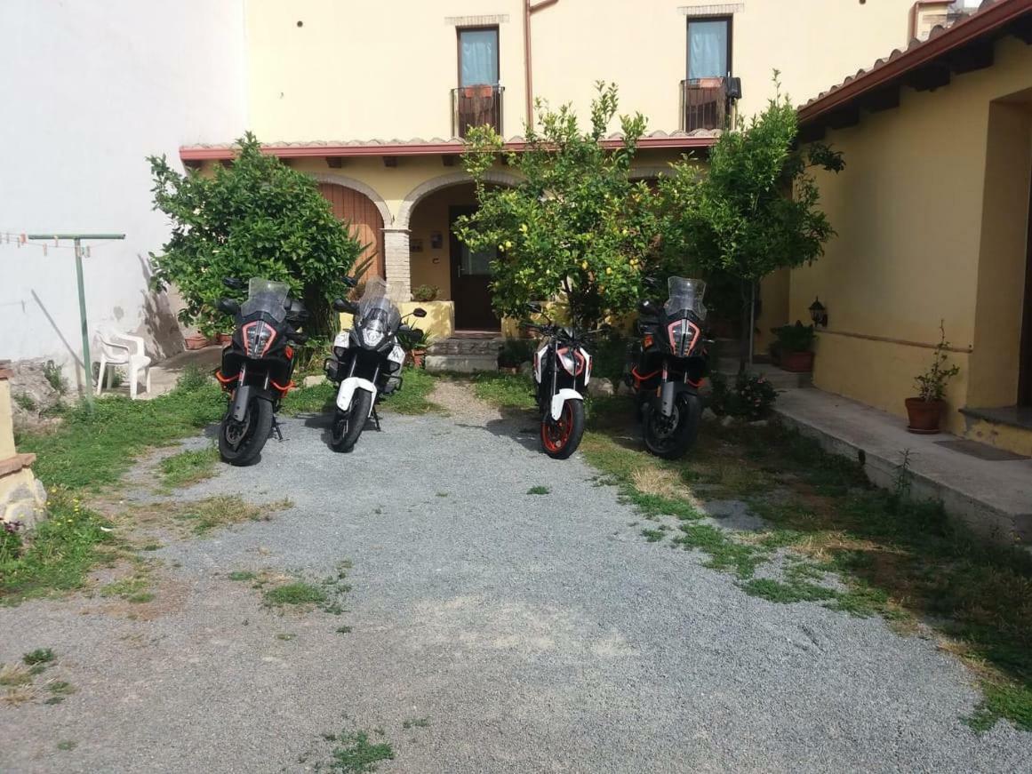 B&B Gli Archi Sìnnai Exteriör bild